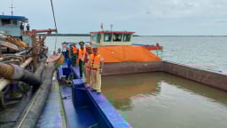 Bắt giữ 5 phương tiện khai thác cát trái phép