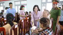 Phó Chủ tịch Quốc hội trao tặng 1.000 phần quà cho các gia đình chính sách
