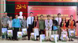 Phó Chủ tịch Quốc hội thăm, tặng quà gia đình thương binh, liệt sĩ Lai Châu