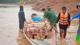 Chính quyền xã Nhôn Mai vào 'tâm lũ'