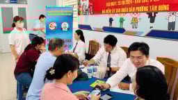 UBND phường Tân Hưng hỗ trợ dân làm thủ tục hành chính về đất đai