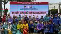 Đà Nẵng: Hơn 500 người đội mưa chung tay làm sạch bãi biển