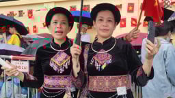 Mưa không ngăn nổi dòng người chờ xem sơ duyệt diễu binh