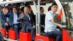 Ông Phạm Nhật Vượng lái xe điện chở Tổng Bí thư, Thủ tướng tham quan triển lãm