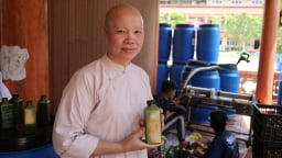 Sư thầy làm sản phẩm hữu cơ nuôi trẻ mồ côi
