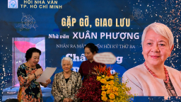 ‘Chân cứng đá mềm’ bỏ bùa độc giả