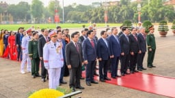 Các đại biểu Quốc hội vào Lăng viếng Chủ tịch Hồ Chí Minh