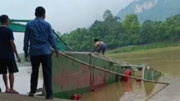 Lật đò chở 10 học sinh qua sông Mã