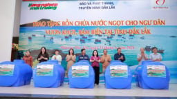 Ngư dân Đắk Lắk ấm lòng nhận bồn nước ngọt nghĩa tình vươn khơi