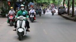 Chuyển đổi xe xăng sang xe điện:  ‘Cán bộ đi trước làng nước theo sau’
