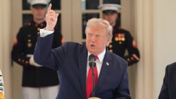 Ông Trump: Mỹ sẽ phong tỏa eo biển Hormuz và tiếp tục tấn công Iran