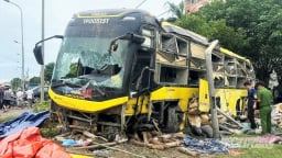 Vụ lật xe khách ở Hà Tĩnh: ‘Anh ơi cứu vợ em với’