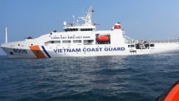 Tàu Cảnh sát biển đưa ngư dân bị bệnh vào đảo Trường Sa Lớn điều trị