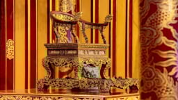Lắp hàng rào kính để bảo vệ Ngai vua triều Nguyễn