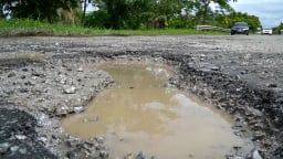 Quốc lộ 61 hư hỏng nặng gây nguy hiểm cho người tham gia giao thông