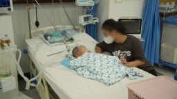 Bé 15 tháng tuổi nguy kịch do uống tinh dầu đuổi muỗi