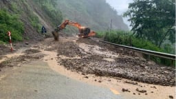 Cảnh báo nguy cơ sạt lở, mất an toàn trên đường vào vùng lũ Điện Biên