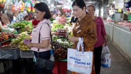 Nhân rộng mô hình quản lý và phân loại chất thải rắn: [Bài 1] Tái chế pano, áp phích thành túi đi chợ