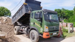 Phát hiện một hộ dân tổ chức đổ chất thải xây dựng ra môi trường