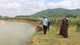 Thanh Hóa: Bờ sông Âm sạt lở, ảnh hưởng tới 21 hộ sản xuất