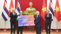 Tổng Bí thư hội đàm Chủ tịch Cuba, chứng kiến lễ trao tặng 385 tỷ đồng
