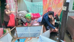 Lốc xoáy đánh sập hơn 20 ngôi nhà
