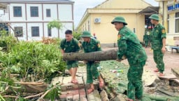 Gác việc nhà giúp dân khắc phục thiệt hại do bão số 5