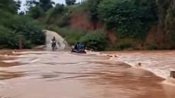 Hai người nghi bị cuốn trôi khi qua ngầm tràn