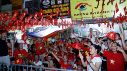Người dân hát vang chờ tổng duyệt