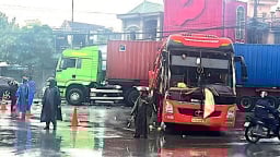 Xe container đấu đầu xe khách, khiến 5 người bị thương