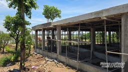 'Băm nát' hành lang thoát lũ sông Hồng ngay chân cầu Long Biên