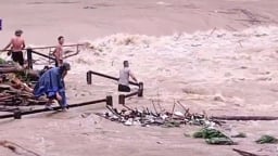 Nghệ An: Nước lũ ùn ùn kéo về, nhiều tuyến đường bị chia cắt
