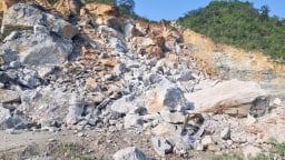 Mỏ đá đổ sập vùi lấp 2 máy xúc chưa rõ nguyên nhân