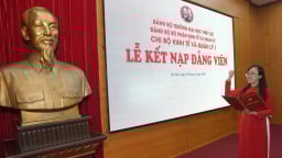 43 đảng viên trẻ và lễ kết nạp hiếm có tiền lệ