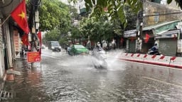 Nhiều tuyến đường ở Hà Nội ngập sâu sau trận mưa lớn sáng 1/5