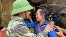 Cán bộ cơ sở gieo niềm tin trong tâm lũ
