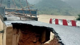 Cầu bị hư hỏng do mưa lớn, hàng trăm hộ dân đi lại gặp khó khăn