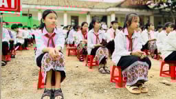 Vượt lũ, gieo niềm tin trong ngày tựu trường