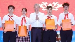 Tổng Bí thư: Không để học sinh nào bị bỏ lại phía sau