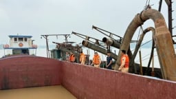 Bắt giữ 2 tàu khai thác cát trái phép trên sông Hồng
