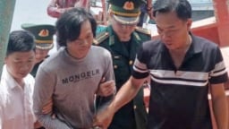 Bắt giữ đối tượng truy nã khi đang lẩn trốn trên tàu cá