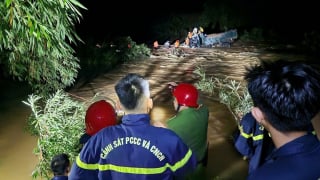 Lũ lớn trong đêm khuya, 4 người dân được cứu sống