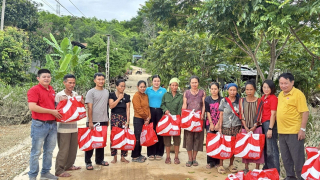 Trao 200 phần quà hỗ trợ người dân vùng lũ Nghệ An