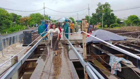 Mưa lớn gây ngập cầu, giao thông trên Quốc lộ 25 bị chia cắt