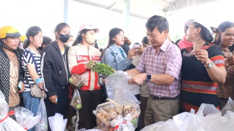 Nghĩa tình phiên chợ 0 đồng nơi vùng cao