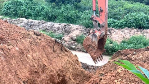 Tự ý san lấp đất, lấn suối gây ngập quốc lộ 24