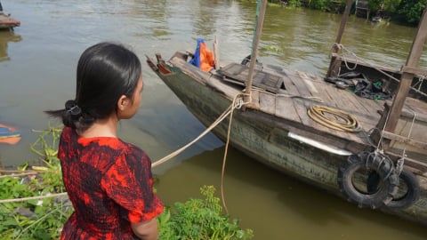 Đừng để giấc mơ của em chìm theo chiếc ghe cũ