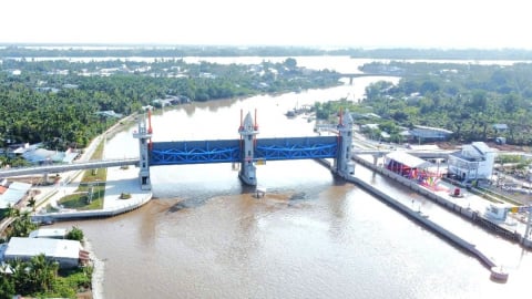 Cống âu Rạch Mọp vận hành ra sao để ‘giữ chân’ nguồn nước ngọt?
