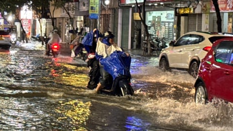 Mưa xối xả, nhiều tuyến đường ở Đà Nẵng ngập trong biển nước