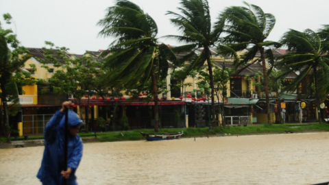Siêu bão không thể cuốn đi lòng người